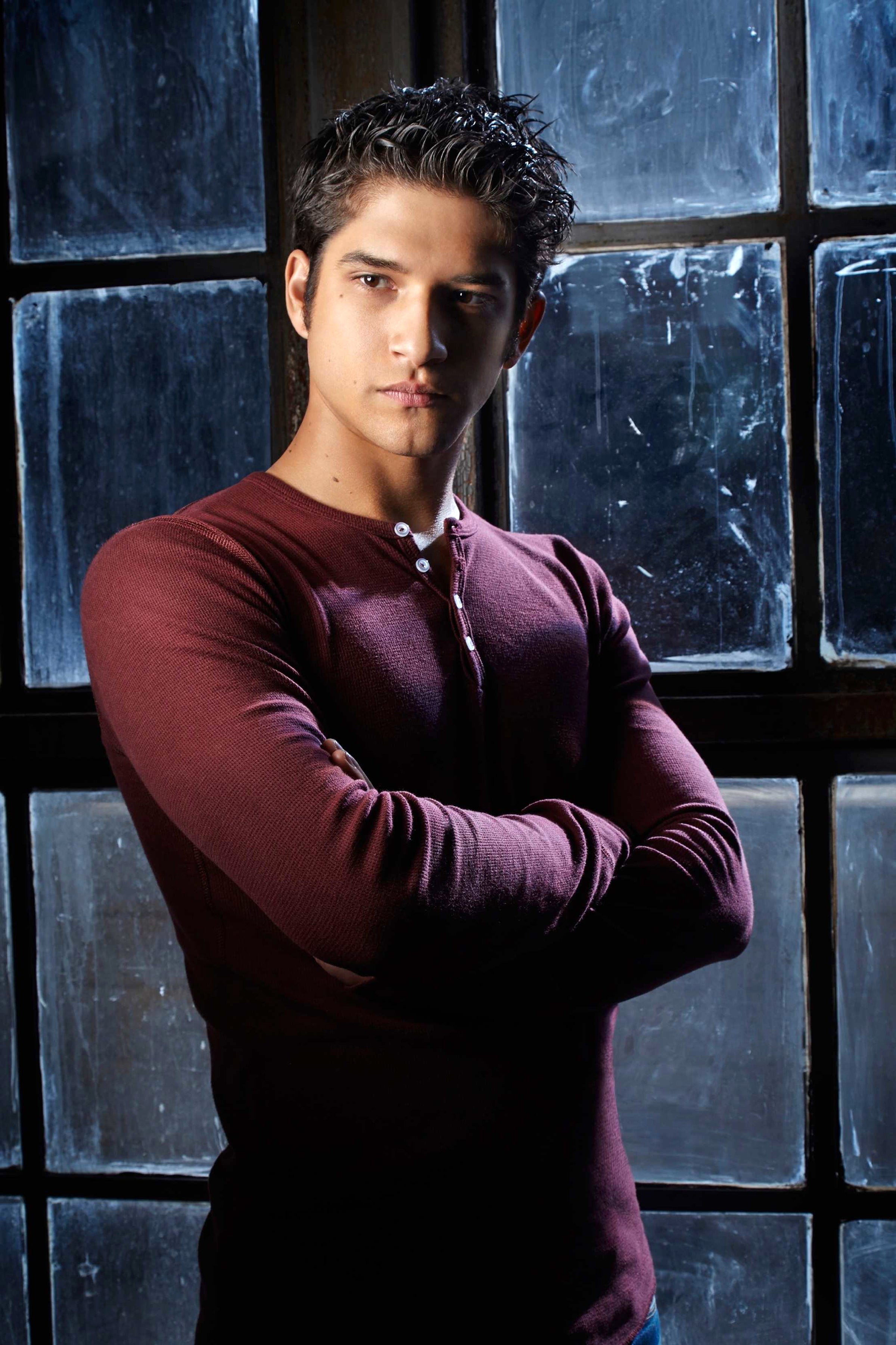 Tyler Posey: Autograph Signing on Photos, November 27