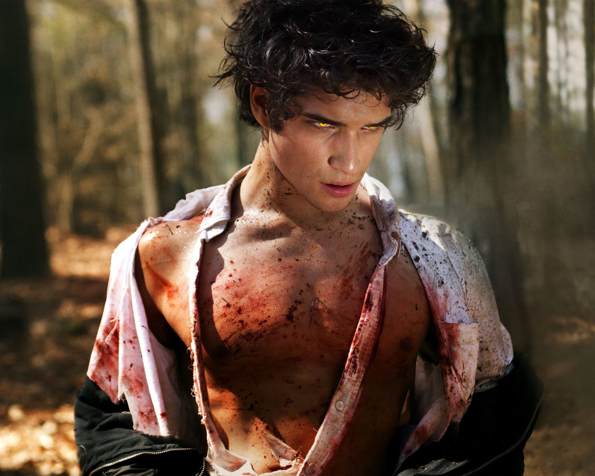 Tyler Posey: Autograph Signing on Photos, November 27