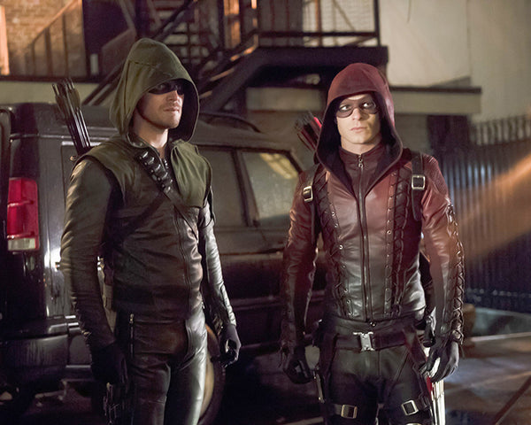 Stephen Amell: Autograph Signing on Photos, November 27th