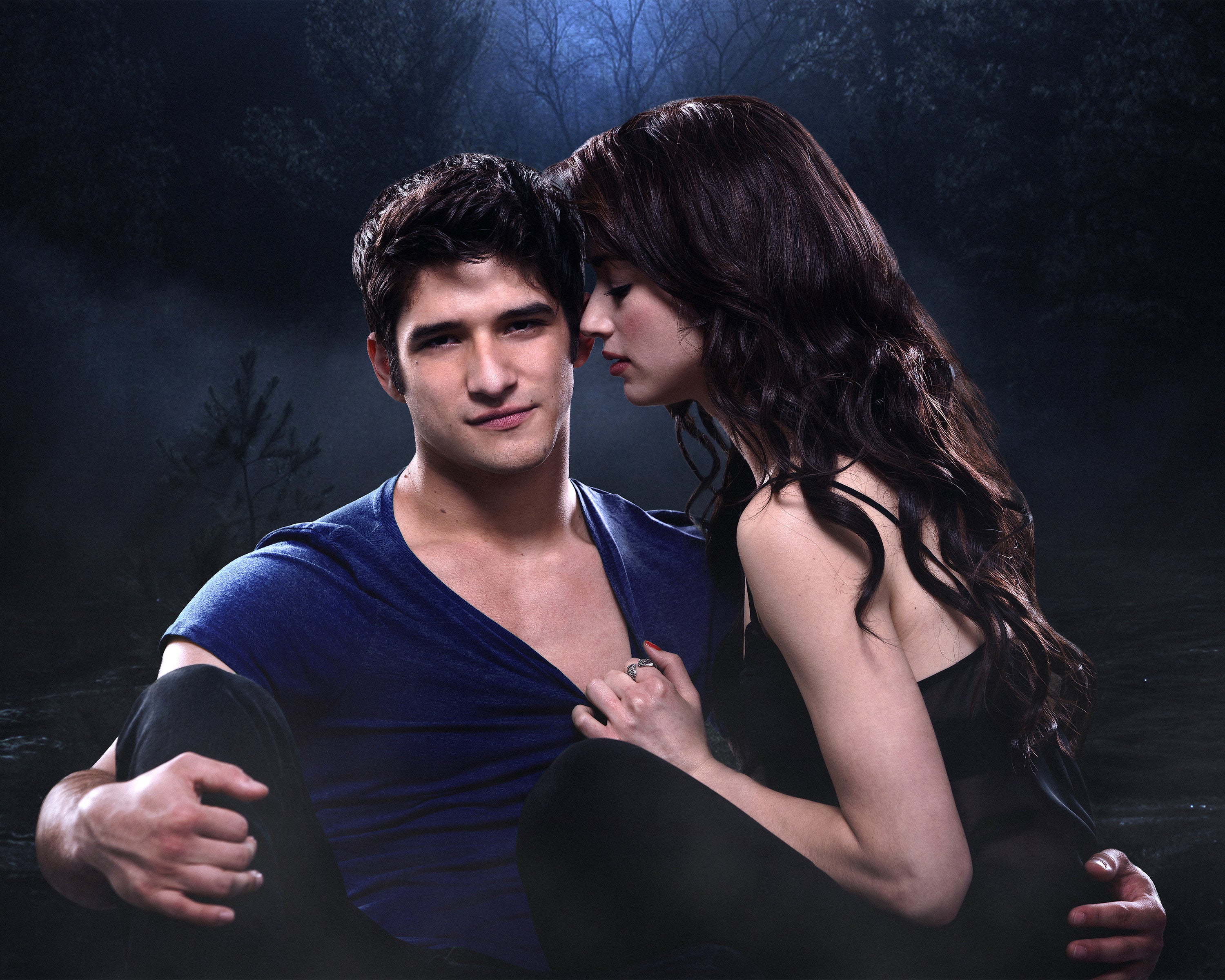 Tyler Posey: Autograph Signing on Photos, November 27