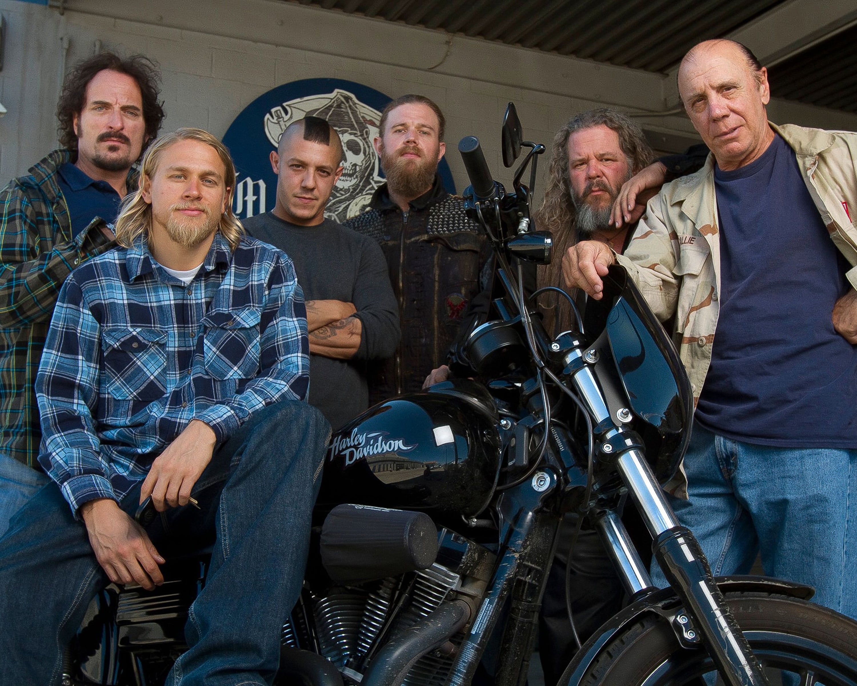 Sons of Anarchy Cast: Autograph Signing on Photos, November 27