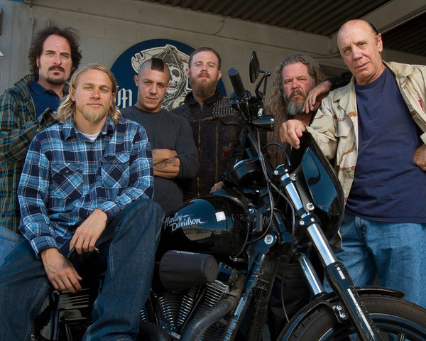 Theo Rossi: Autograph Signing on Photos, November 27