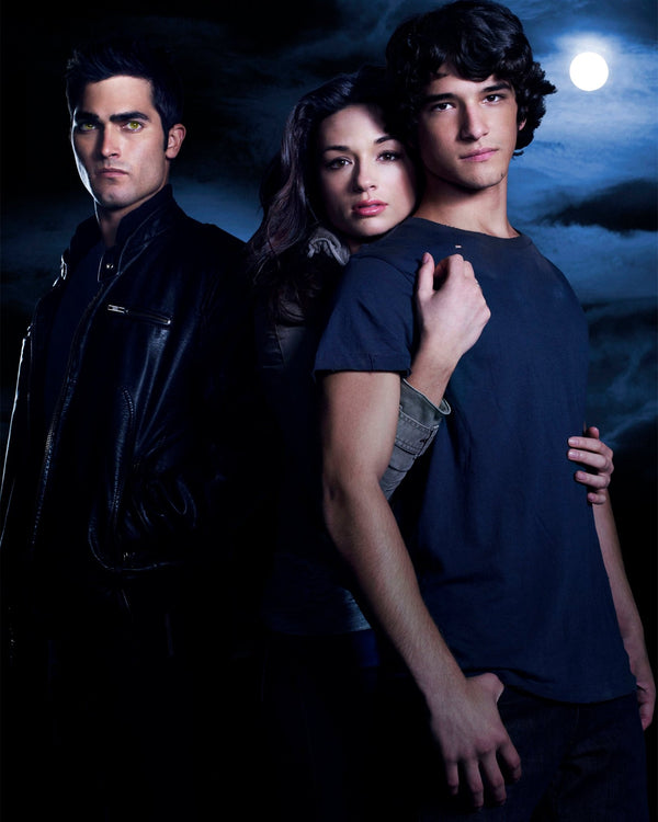 Tyler Posey: Autograph Signing on Photos, November 27