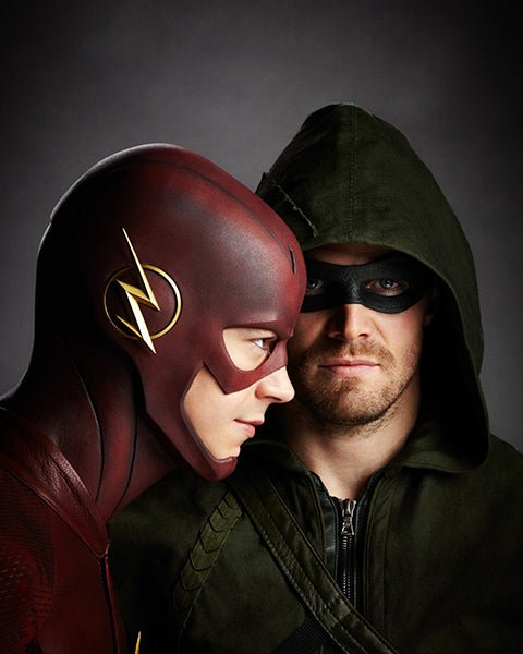 Stephen Amell: Autograph Signing on Photos, November 27th