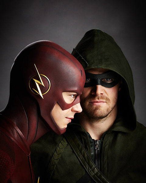 Stephen Amell: Autograph Signing on Photos, November 27th