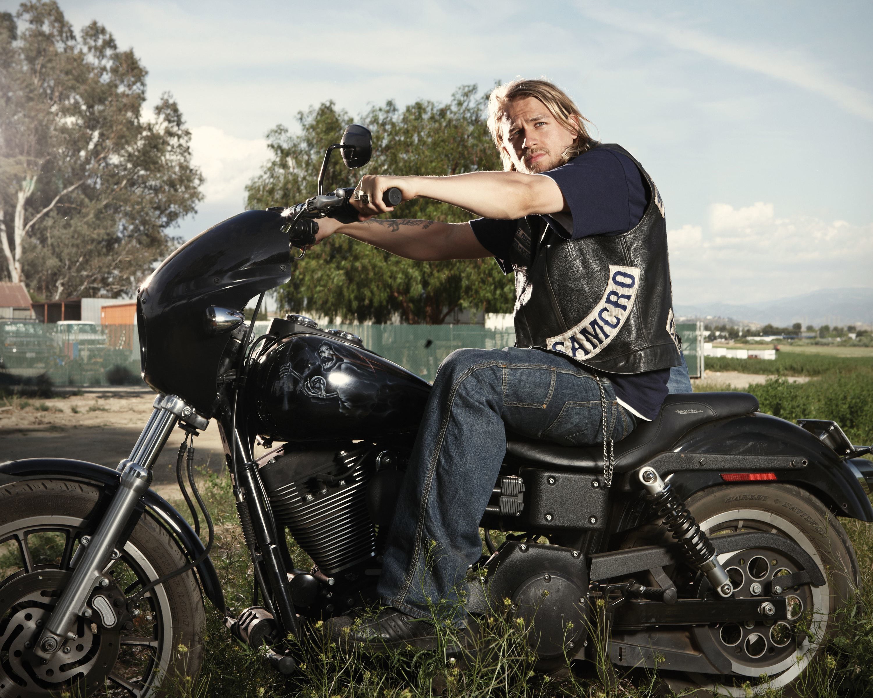 Charlie Hunnam: Autograph Signing on Photos, November 27