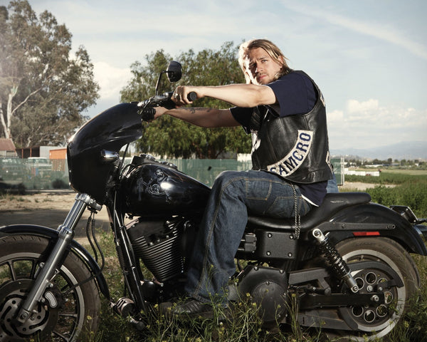 Charlie Hunnam: Autograph Signing on Photos, November 27