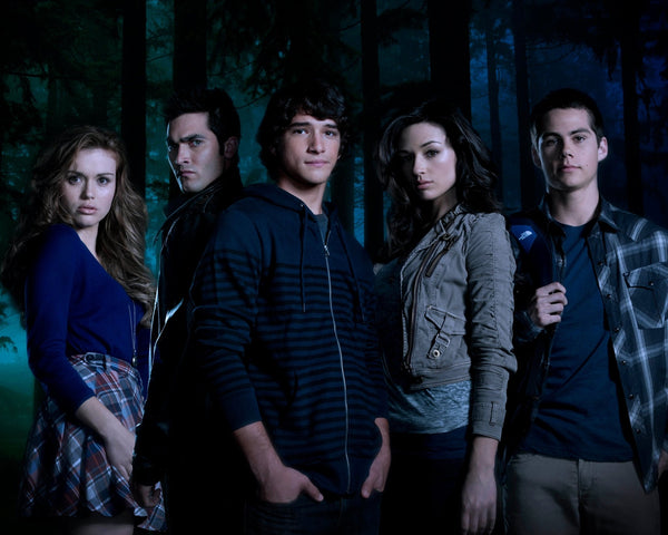 Tyler Posey: Autograph Signing on Photos, November 27