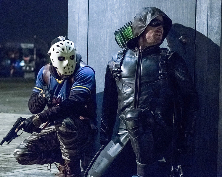 Stephen Amell: Autograph Signing on Photos, November 27th