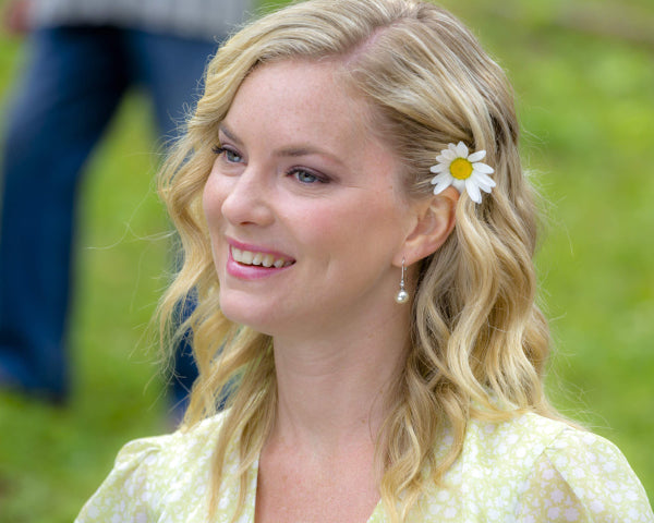 Cindy Busby: Autograph Signing on Photos, October 24th