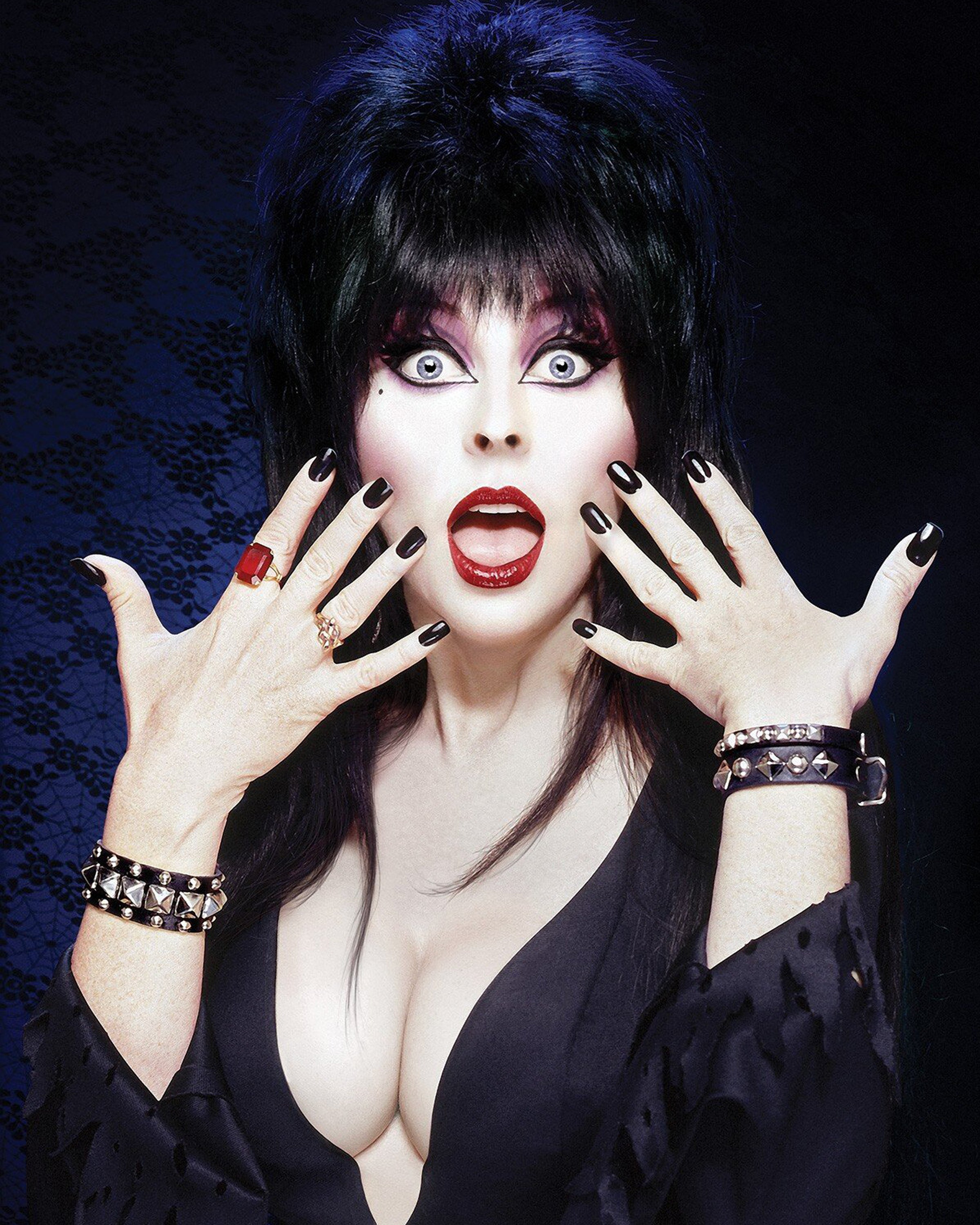 Cassandra Peterson: Autograph Signing on Photos, October 1