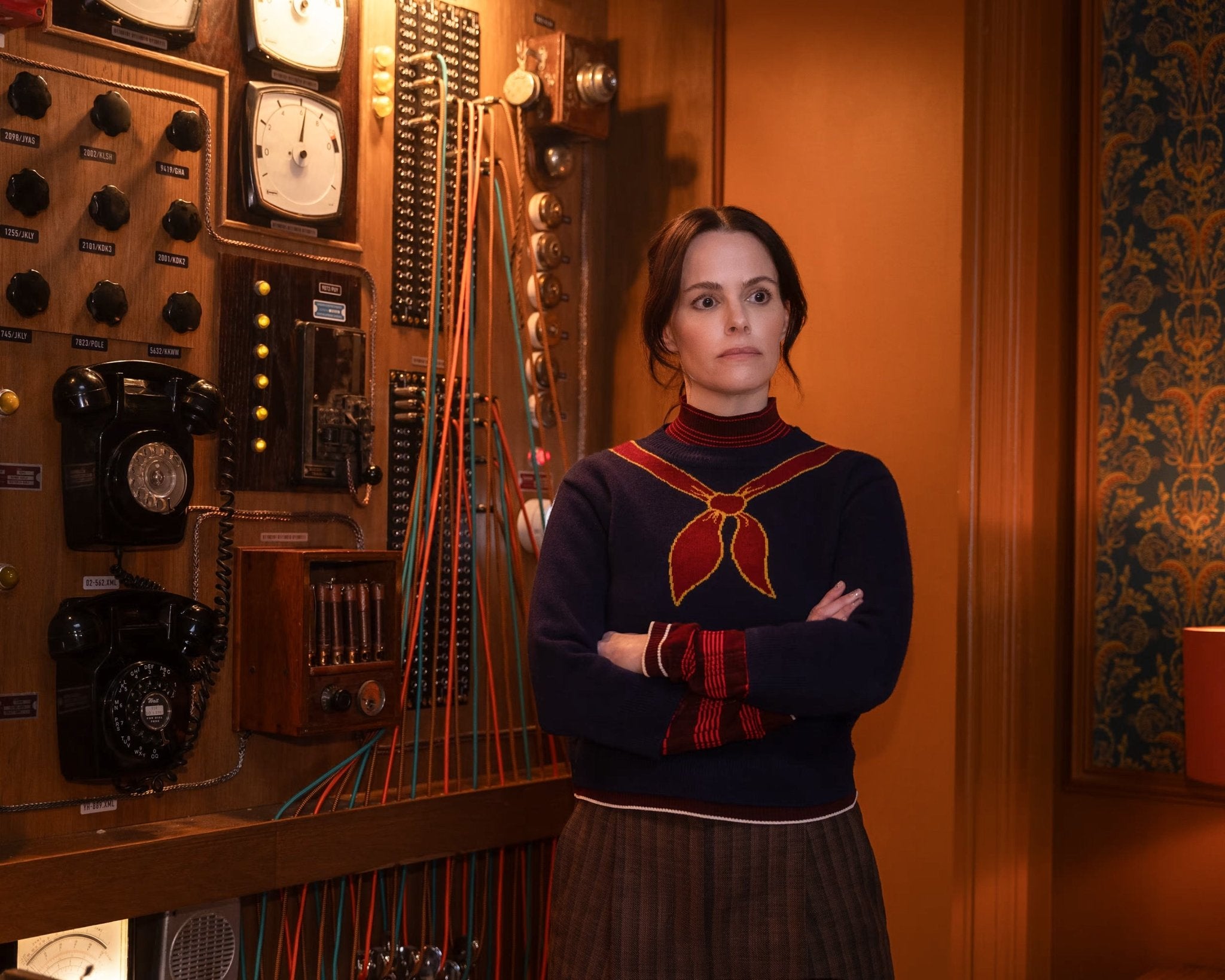 Emily Hampshire: Autograph Signing on Photos, November 27
