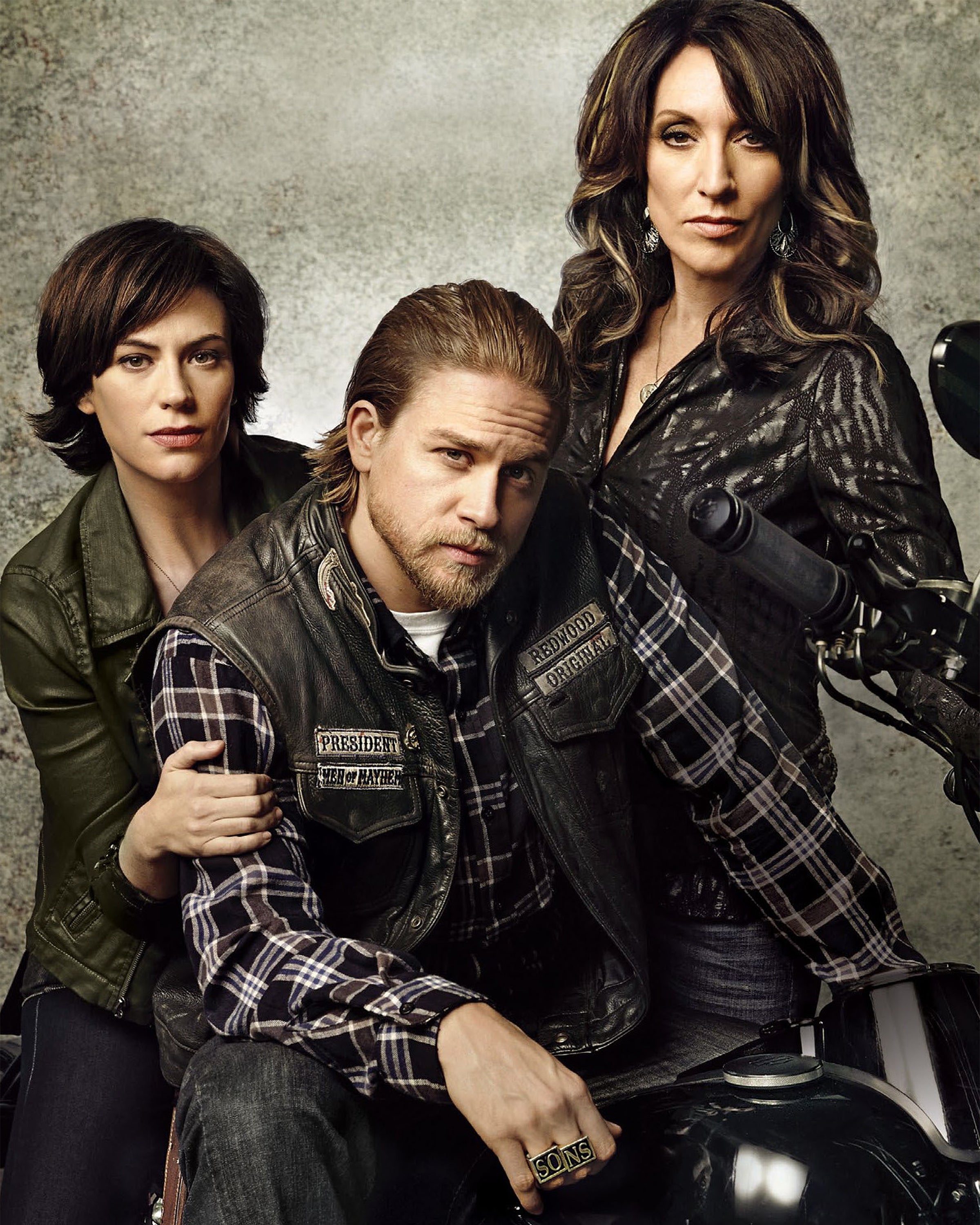 Charlie Hunnam: Autograph Signing on Photos, November 27