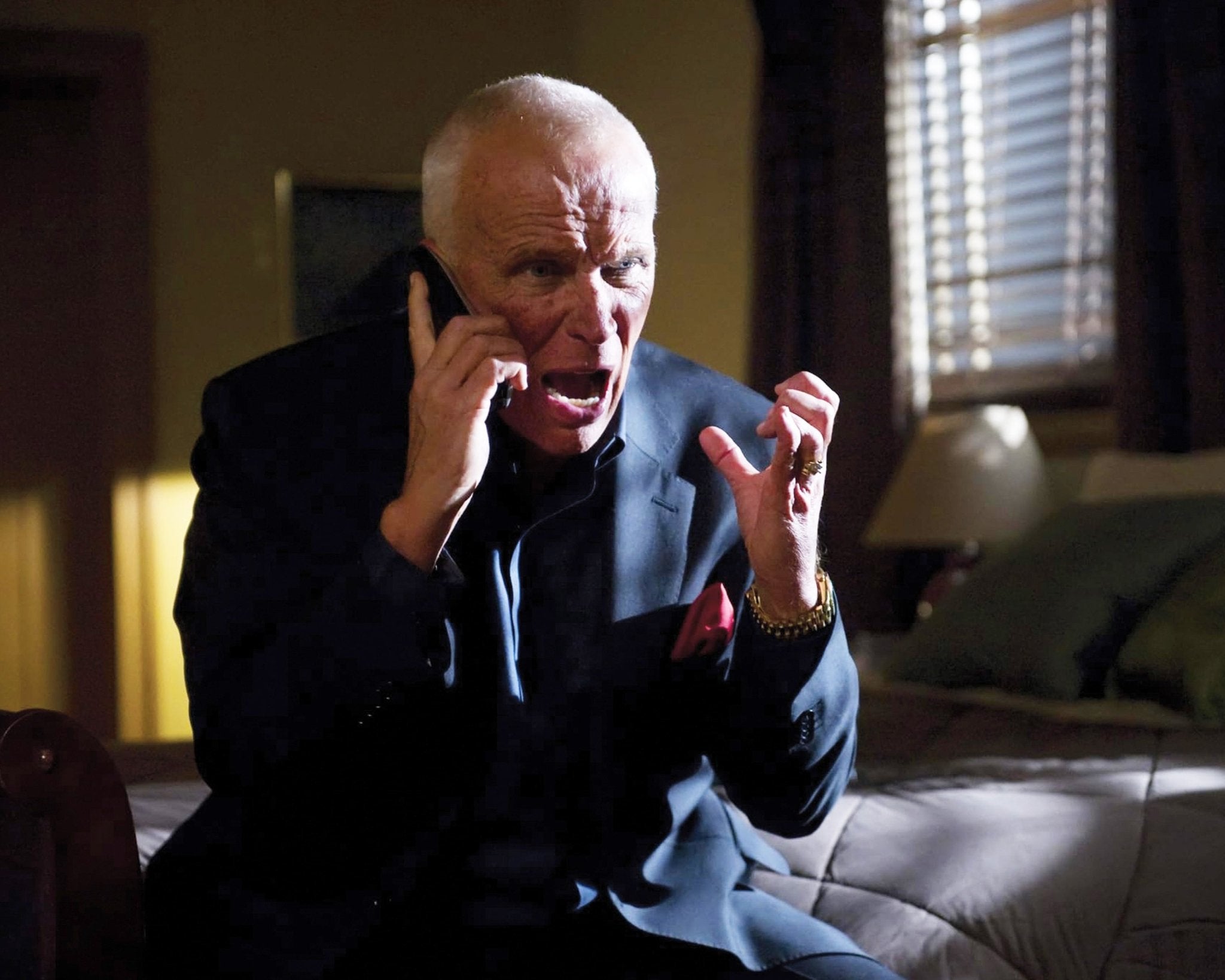 Peter Weller: Autograph Signing on Photos, May 14