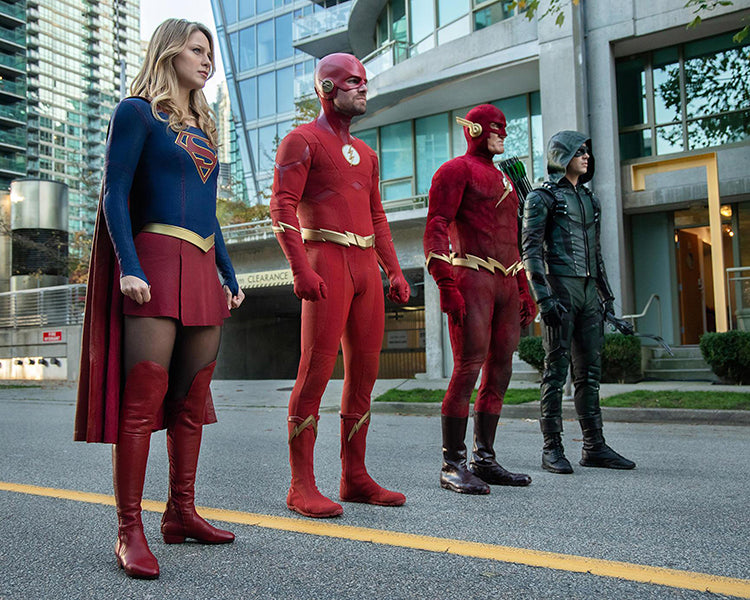 Stephen Amell: Autograph Signing on Photos, November 27th