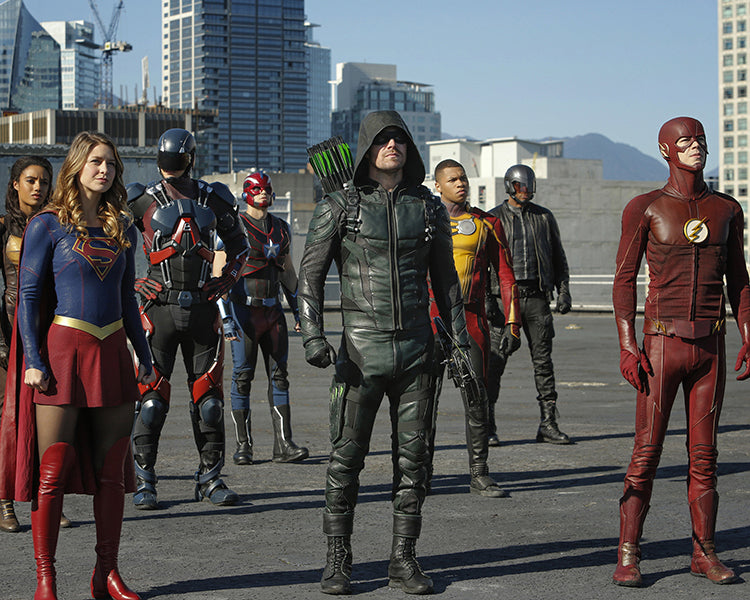 Stephen Amell: Autograph Signing on Photos, November 27th