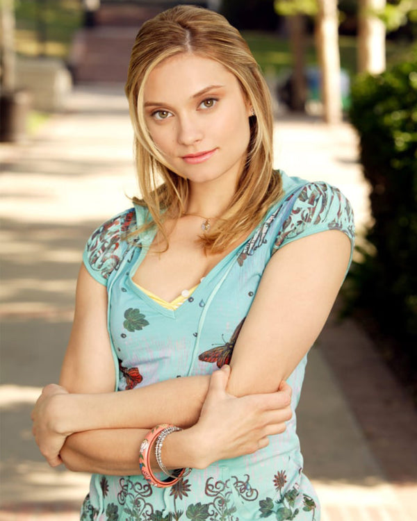 Spencer Grammer: Autograph Signing on Photos, February 29th