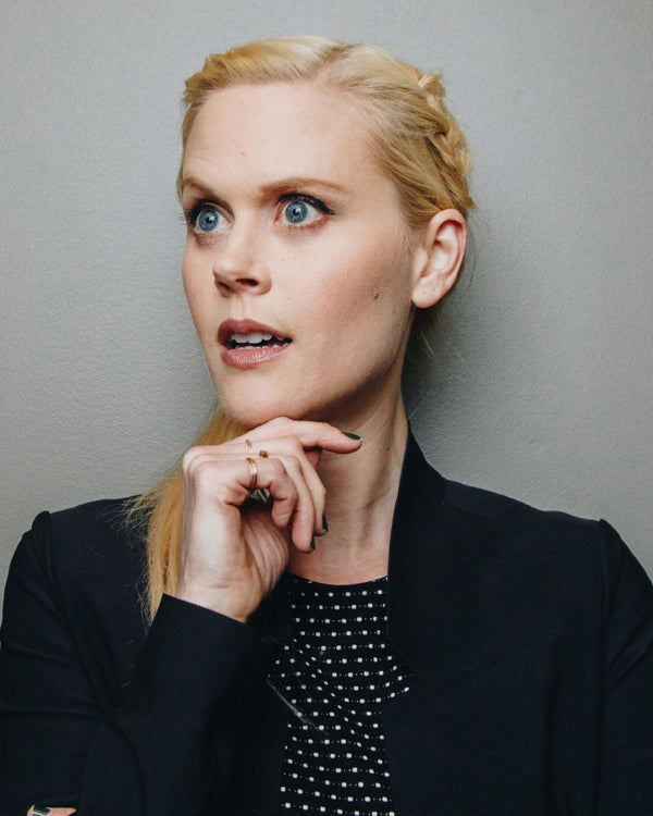 Janet Varney: Autograph Signing on Photos, July 4th