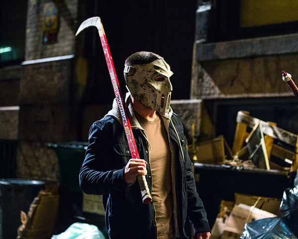 Stephen Amell: Autograph Signing on Photos, November 27th