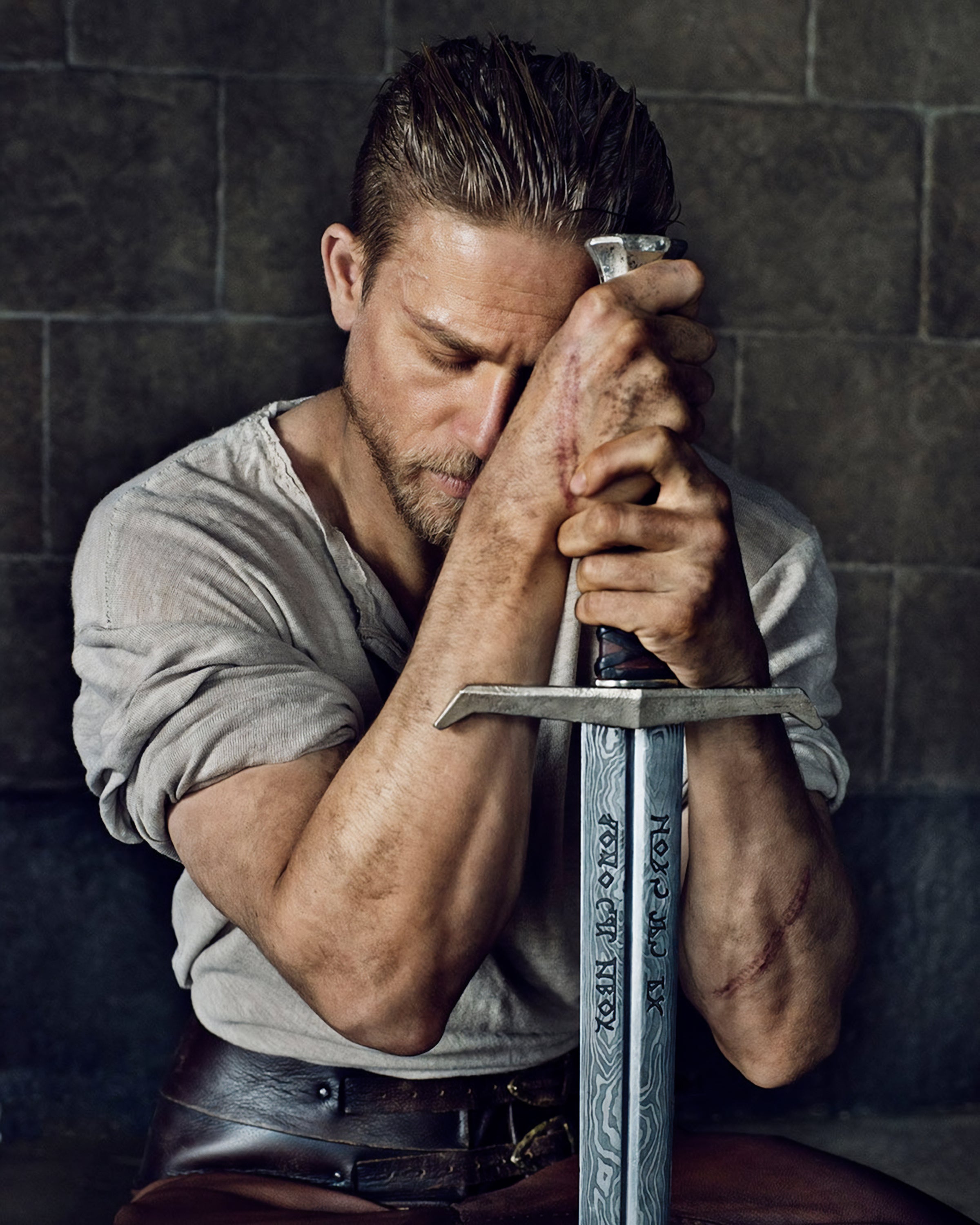 Charlie Hunnam: Autograph Signing on Photos, November 27