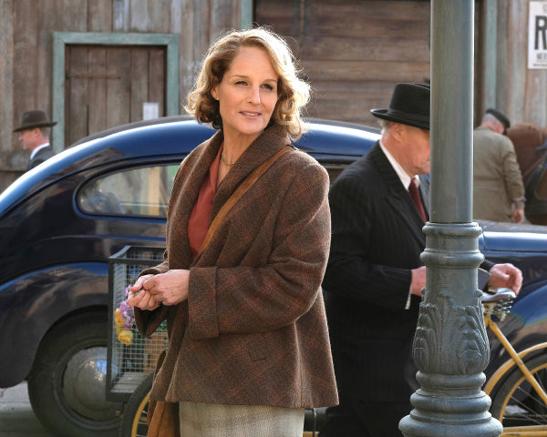 Helen Hunt: Autograph Signing on Photos, September 2nd