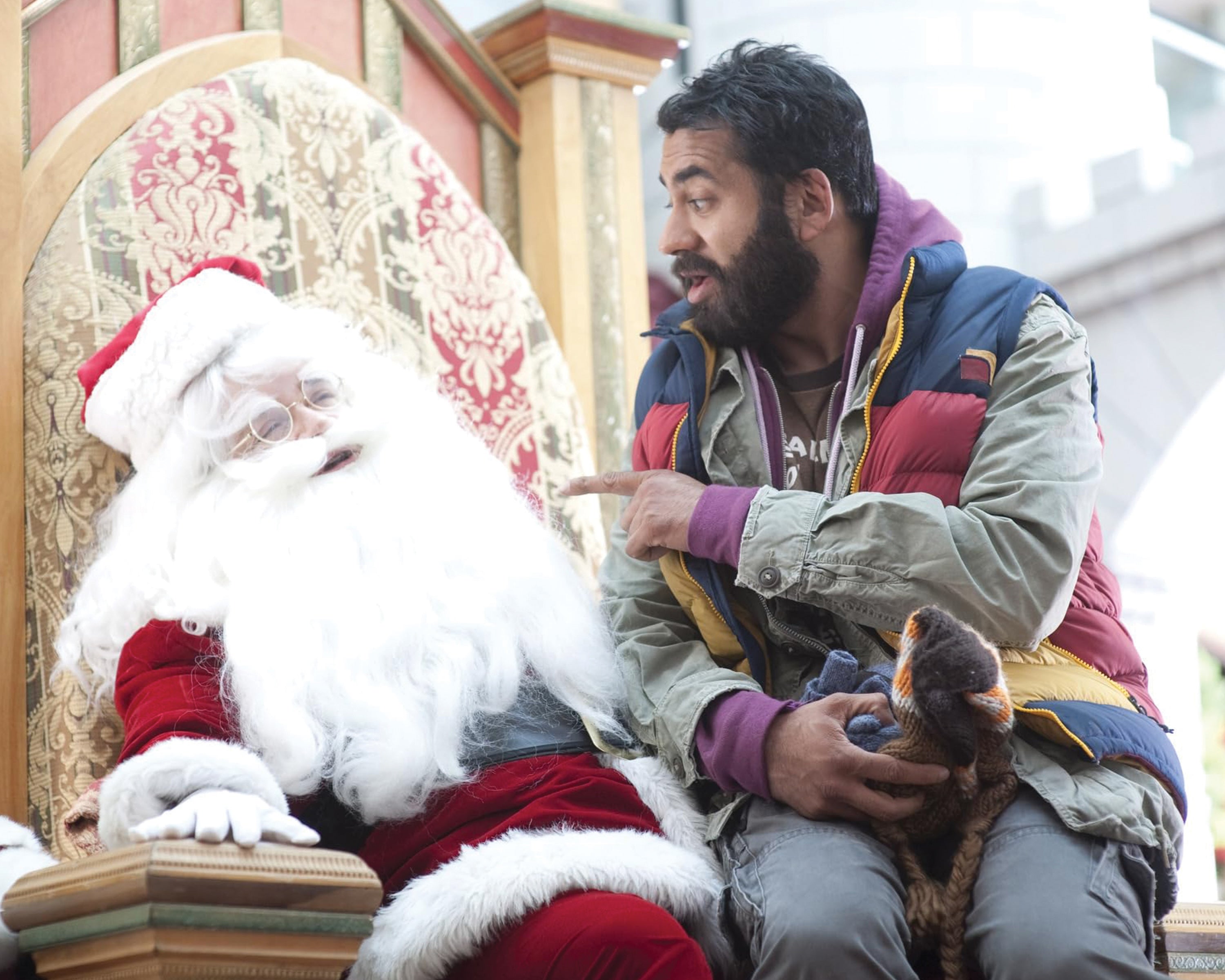 Kal Penn: Autograph Signing on Photos, November 27