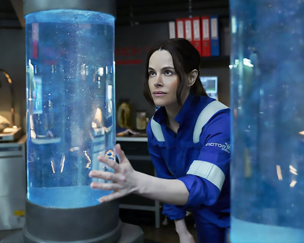 Emily Hampshire: Autograph Signing on Photos, November 27