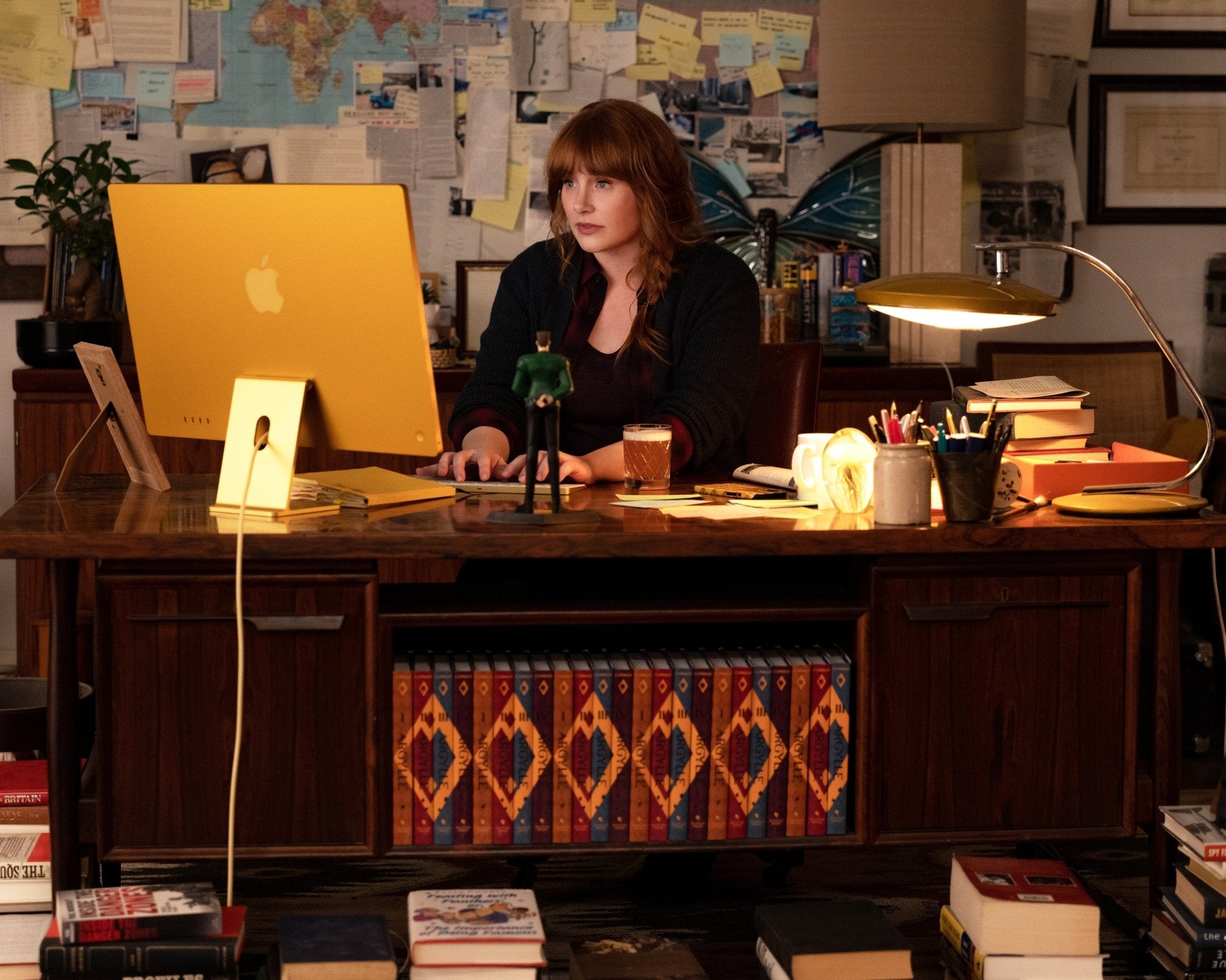 Bryce Dallas Howard: Autograph Signing on Photos, November 27