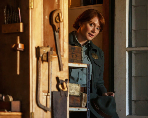 Bryce Dallas Howard: Autograph Signing on Photos, November 27