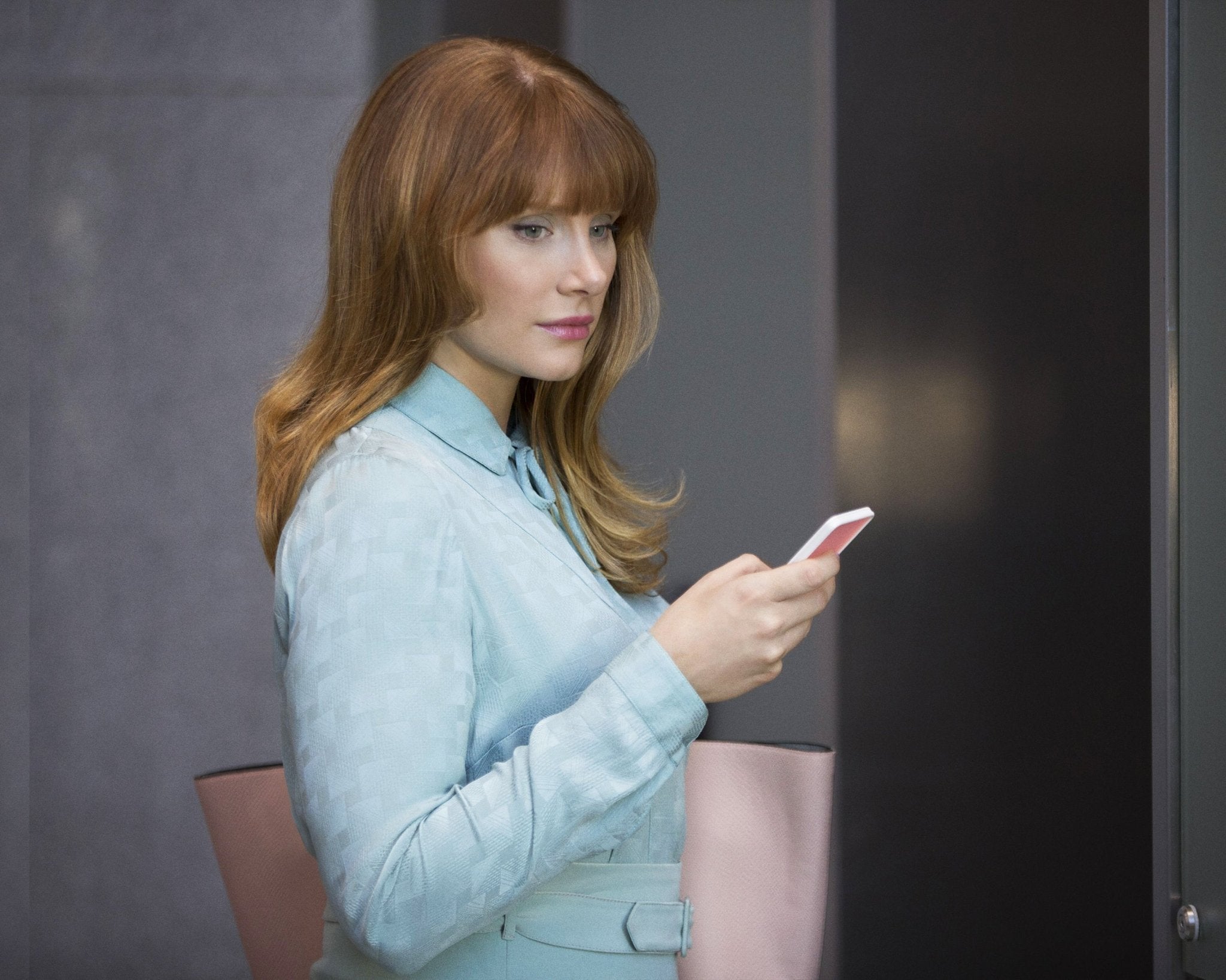 Bryce Dallas Howard: Autograph Signing on Photos, November 27