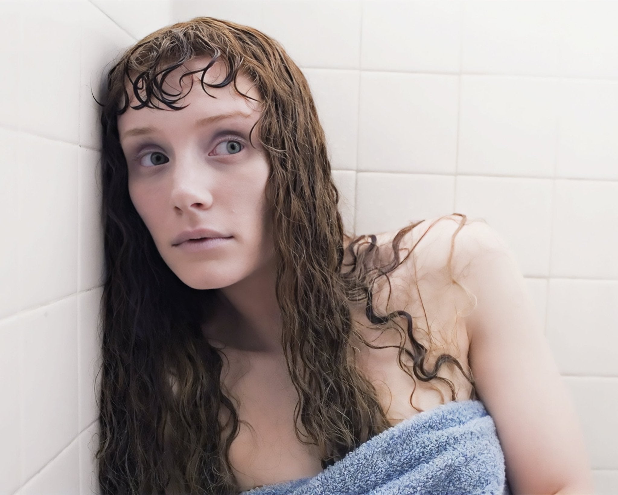 Bryce Dallas Howard: Autograph Signing on Photos, November 27