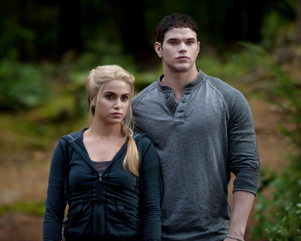 Kellan Lutz: Autograph Signing on Photos, May 14