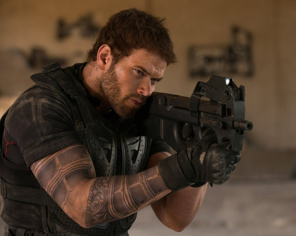 Kellan Lutz: Autograph Signing on Photos, May 14