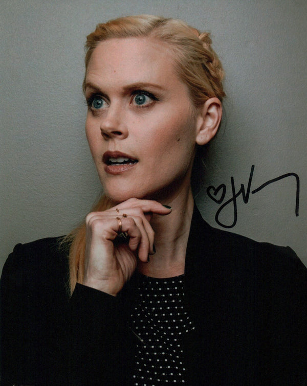 Janet Varney 8x10 Signed Photo JSA Certified Autograph