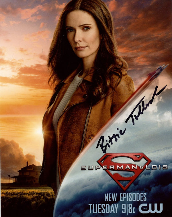 Elizabeth Bitsie Tulloch Superman and Lois 8x10 Signed Photo